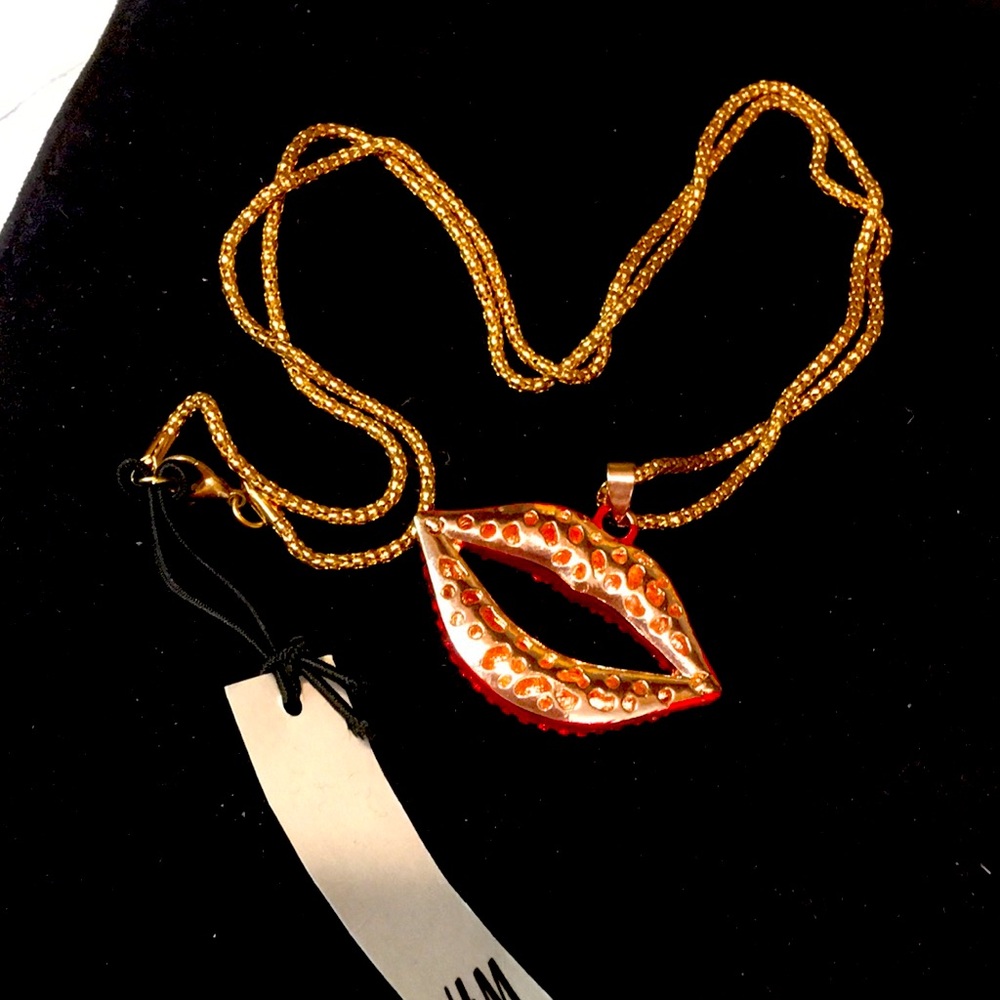 NWT Shimmery Red Lip Crystal Pendant Necklace - Picture 5 of 6
